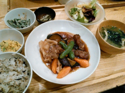 晩御飯は おぼん De ごはん さんで 根菜と豚肉の黒酢いため定食 を頂きました ごはんは 五穀ひじき御飯 で お総菜の 読書メーター