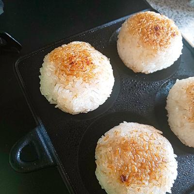 先日買った南部鉄の焼きおにぎり器(正式名称あってるかは？…)でお昼は