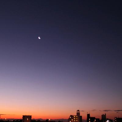 おはようございます 風が冷たいですが空気が澄んでるから月が朝焼けに映える 夜明け前のこの景色を見れるのは早起きの 読書メーター