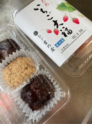 朝ドラ「カムカムエヴリバディ」の和菓子指導されている大阪府松原市の和菓子屋さん。ドラマでも出てくる回転焼を、先日から始めたそう。売り物ではなくお買い上げプレゼントでもらえるとのことで、行ってきたけど早々に終了してた（悲）おはぎ（これもドラマで美味しそうだった！）と、白餡と苺が絶妙ないちご大福を。