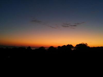 【冬の茜空】こんばんは。今夕の空は、グラデーションの美しい茜色に染まった。無音の夕暮れ、平和で穏やかなひととき。夕食のあと 読書メーター