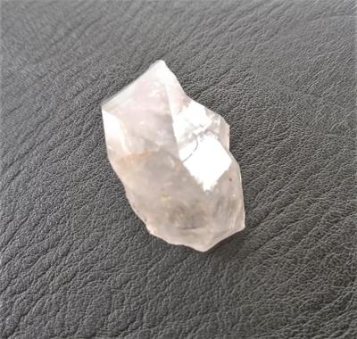 【シリーズ、もっちの鉱石採集。その③】いつものÅ氏が採掘した水晶の結晶。すごく良質なものだ。結構危険な崖のほうで取れたらし 読書メーター