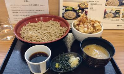 昼食は、東神楽町ひじり野、「アルティモール東神楽店」内の「蕎麦 雪屋 アルティモール東神楽店」にて、「蕎麦と鶏天丼のセット」（1350円）をいただきました。