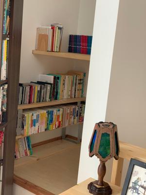 元々クローゼットだった空間に旦那さんほ手作り本棚を置いてます。 小さな図書館です☺️ まだまだ本置ける📕👍
本を置く場所を自分たちで作れるのって地味ーに幸せなんですよね
