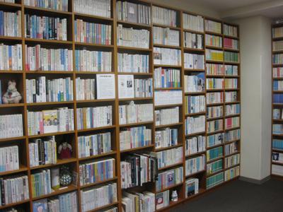 原宿にある和田誠記念文庫に行ってきました。ここは、２０１９年に亡くなったイラストレーターの和田誠に関連する書籍を展示している施設で、著作や装丁を手掛けた本、実際に資料として使っていた本など約３７００冊を所蔵しています。私が見たところ、特に戦後のアメリカの映画や音楽に関する本や写真、また、江戸時代に関する美術資料も多いように感じました。懐かしい本もたくさんあって、時間が過ぎるのも忘れて、蔵書の森を楽しんで来ました。

場所：原宿駅竹下口から徒歩５分。東郷神社横の渋谷区中央図書館４階。
入場料 : 無料