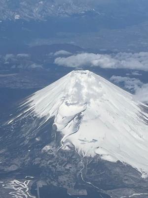 【本日：富士山🗻綺麗】新幹線から観た富士山くっきり綺麗です。ここ最近では一番綺麗でした。残念ながら写真は撮れませんでした🙇。3月9日ベトナムに行く際、上空から撮ったものです。