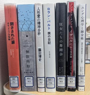 電車乗って大きな図書館へ。図書館に住みたい。