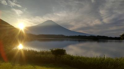 みなさん、おはようございます😃
連日、朝早くすみません😣💦⤵️
今朝は田貫湖に来ています。
日の出です。太陽の光、気持ちいい😌
今日は七夕ですね。
このままいい天気で星のきれいな夜が迎えられますように🎋