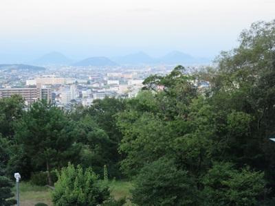 今日は“おついたち”。早朝ウォーキングで参拝。本殿前から高松三谷町付近のおむすび山々を狙う。1か月まえの５時半頃はもっと明るかったのになあ。本日の日の出は確か5時14分。2024年7月の読書メーター 読んだ本の数：5冊 読んだページ数：1674ページ ナイス数：346ナイス  ★先月に読んだ本一覧はこちら→ https://bookmeter.com/users/37742/summary/monthly/2024/7
