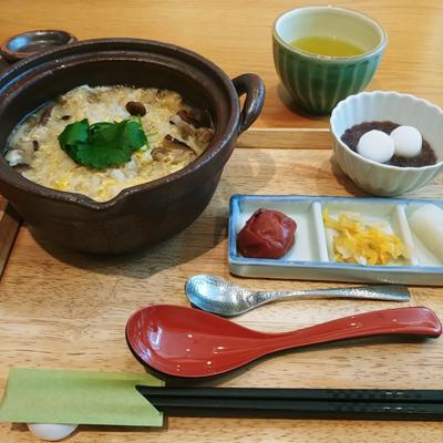 予習ばっちりで京極歌舞伎「狐花」見てきました。刺したり燃えたり物騒なのに幻想的な美しさ。歌舞伎のアナログ感が良いです。ランチは冬のようなメニューですが熱々の雑炊。お漬物のお店でべったら漬がすごく美味しかったです。お茶も白玉団子ももちろん美味。