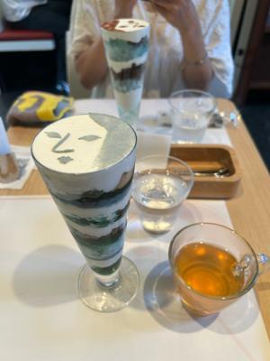 京都の旅の思い出。よーじやカフェの50倍スースー！チョコミントパフェ（これはどの本にも出てこない）。チョコミン党としては食べない訳にはいかない。BLACK BLACKガムのような味。美味しいチョコミントが食べたければ、50倍じゃない方のチョコミントパフェを食べた方がいい。でも旅の思い出としてはGOOD。食べて4〜5時間、鼻の通りが良かった。