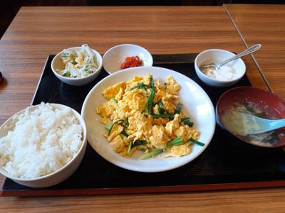 【中華ランチ】昨日の昼は駅の中華でニラ玉定食。税込730円でご飯、スープ、サラダ食べ放題。暑くて食欲が減退してたけど、美味しく感じた。ご飯🍚おかわりして満腹🍴🈵。夏は【食べられる時に食べておく】が鉄則。ご馳走さまでした！