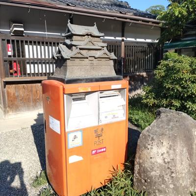 夏休みに彦根へ（写真は彦根城のポスト）。台風10号は大阪を避けるように進んでくれたので、近辺で大きな風雨や影響はほぼなかったですが、九州方面の方は大変でしたね。来週、所属する合唱団の演奏会があるので、1週間ズレて助かりました〜😚　2024年8月の読書メーター 読んだ本の数：18冊 読んだページ数：4158ページ ナイス数：1450ナイス  ★先月に読んだ本一覧はこちら→ https://bookmeter.com/users/1087735/summary/monthly/2024/8
