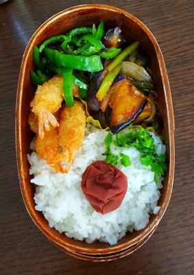 おはようございます😃野菜いっぱいで大人しめに見えるこちらのお弁当、実はナスのチリソースが激辛です🤣🤣🤣豆板醤入れすぎた〜★うちの旦那さんのお昼の眠気覚ましにはちょうどよいと思います（笑）