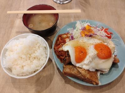 本日のお昼ご飯。
餃子とチャーシュー エソラでチャーシューエッグ定食の全部のせ。
チャーシューエッグはご飯止まらんやつー、ご飯おかわり必須よね。
https://s.tabelog.com/osaka/A2701/A270106/27142445/