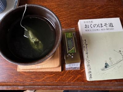 おくのほそ道 (講談社文庫 古 5-1) >> 抹茶読書会「北野大茶湯」練抹茶羊羹にて。はせをのおくのほそ道行きは北野大茶湯からほぼ百年後のこと。「百代の過客」という言い回しが出てくるのも意味深いものを感じる。原典は李白の詩だったのか。初めて知った。今回持ってきた本は棟方志功が奥の細道の版画を彫ったときに原典とした版を探してきたものです。今はなくなってしまった旺文社文庫。内田百閒なんか読んだなあ。