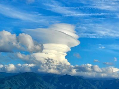 こんにちは。富士山の東に大きな吊るし雲。空はきれいなみずいろ。暑かったと思ったら30℃あったらしい。いつまで真夏日？