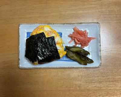 【おにぎりアクション】おはようございます😊🍙　今朝のおにぎりは紅生姜入りのたまご丼風おにぎりです。そう言えば今年の夏は冷やし中華を一回しか食べなかったかも。悔いを残さない秋にしよう。うん、そうしよう。世界の子ども達が笑顔で過ごせますように⭐️　　　　https://onigiri-action.com  