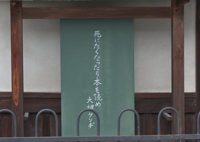 新幹線のシートポケットにお菓子のごみがいっぱいだったので、持っているレジ袋に全て詰め込んでゴミ箱に。次にこの席に座る人が気持ちよく座れるように、このバトンが次に繋がりますようにです。