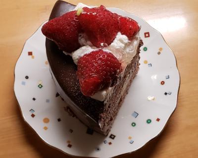 年に数回、家族の誕生日は堂々とケーキを食べることができる。嬉しい、美味しい。