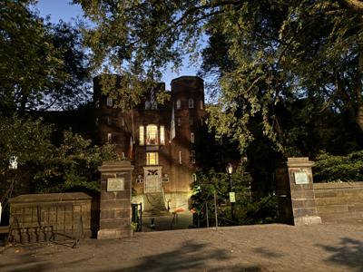 夕方の動物園🦁仕事帰りに友達とセントラル・パークを散歩。最近、会社📩で「メンタル・ヘルス」のオンラインクラス受講案内が頻繁に届くようになって気になっていました。どうやら精神的な理由で休職、退職する人が増えているらしいです😔友達もかなりストレスが溜まっていた様子だったので、実際に会って話をすることで、少しでも軽減されると良いなと。人と会う、話をする、軽い運動などの適度な気分転換が必要ですね🧘