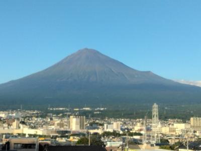 朝晩は涼しいけれど日中はまだ暑さが続く10月中旬。空は秋らしくなってきました。