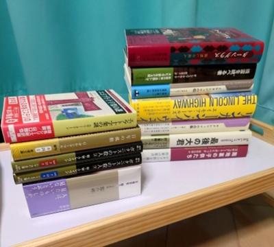 おかしいわー。もう10月でしょ？　今年読み終わってるはずの本がまだこんなに積んであるなんて。ホントなら読み終わっててもおかしくないのに。おなじジャンルを続けて読まないたちだからなー。消化できるんだろうか?
