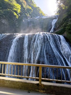 久々に旅行に行ってきました。茨城県、「袋田の滝」で日本３名瀑の一つということでした。知らないで行っていることが、恐ろしくもありますが・・・私らしくて良し。その迫力たるや凄まじく、自然のままに何百年と続いている姿なのかとも思いました。人が多い観光地でなく、平日の昼間だったので、静かに見とれていました。