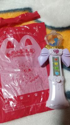 わんだふるプリキュアのフレンドリータクト。ハッピーセットを頼んだ目的は、地元キャラが載ってるご当地キャラずかんが欲しかったから。でもそれを人数分はつまらない…ということで、1個はえほんに、1個はプリキュアにしたのでした。全然アニメ見てなくてどう使うのかも分からなかったグッズですが、どうやらガルガルした敵を浄化する際に使うアイテムだとか。私のガルガルした気持ちも飛んでいけ～。イライラした時とか、これをひたすら回しとこ。