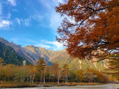 秋の上高地、雲が晴れてきて絶景
でも人が多くて山の原宿😁