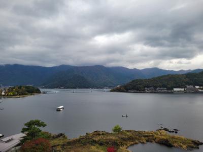 富士山を近くで見たいと思い念願の河口湖近くの旅館に泊まってきました。しかし私が行った日は曇天でどこに富士山があるのかもわからないくらいでした。朝はわりと見えると聞いたのに全く見えませんでした。宿の料理も温泉も最高でしたが、富士山が見れなくてそれが残念でした🥲お金を貯めてまたいつか行きたいと思います。写真は屋上から見た河口湖です。