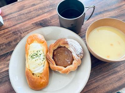 『パンとスープと猫日和』を見てたら、美味しいパンを食べたくなったので、今日は早起きして気になっていたパン屋さんに行ってきました🥐 スープは即席だけど、なんだか幸せな気持ちになりました！