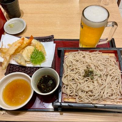 今日の晩飯は、天ざる蕎麦をいただきました。
ついでに生ビール🍺を一杯！(^^)
明日からまた頑張りまする。