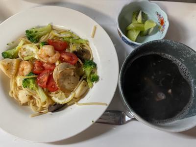 地中海パスタ。海鮮とトマトとレモンパスタ。オリーブ油と昆布だし醤油とレモン味。今日は疲れてるから、ビタミンCたっぷりで。スープはイカ墨汁。パスタの盛り付けがw やっぱり今日は疲れてるな😓