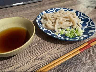 アメリカでコシのある麺を何も食べられないので、うどんを打ってみたらすごく上手にできた！とってもコシのあるうどんになった！