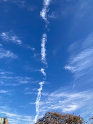 飛行機雲かな。帰る時に見上げた空。いつも通りいつも通りと暗示をかけて。今夜は早く眠りたい💚❤️https://youtu.be/quLET2KJpLw?si=Y3eARUHJVgnL0SpV