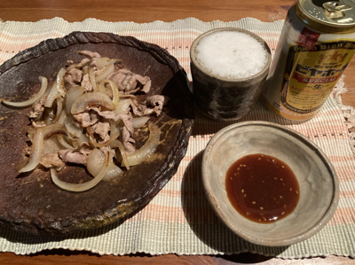 🎍あけましておめでとうございます🎍　ラムとタマネギの炒め物 & ビールでカンパーイ🍺 本年もよろしくお願いします😄😄😄