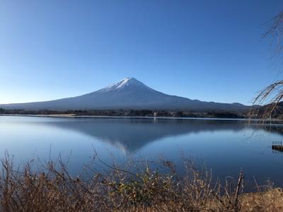 あけましておめでとうございます🎍
富士山を眺めながらお正月を迎えました。良いお天気に恵まれ、遊覧船に乗りロープウェイで山中湖と富士山の絶景を楽しみました。90分待ちのロープウェイは外国の観光客ばかりでびっくり‼️いつも読メで富士山の写真を楽しませて頂いておりますが、真近で見られたくさんのパワーをもらいました。
また一年穏やかで笑顔で過ごせますように…🍀