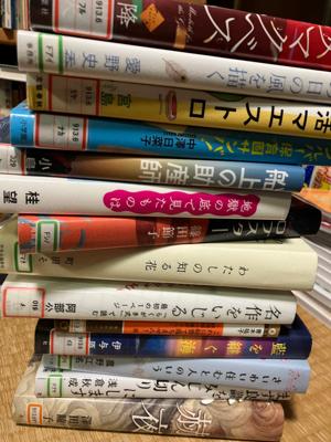 みんな年末年始にたくさん読んだんだねぇ。今年初めて図書館に行ったら、予約の本がここぞとばかりに回ってきてました。連休もあるからいけるか。