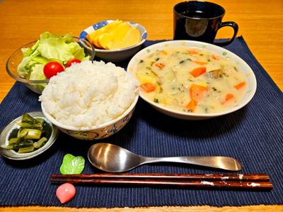 映えないであろう今日の独り暮らし飯🍚
『かぶと小松菜のクリームシチューセット』

いただきます。