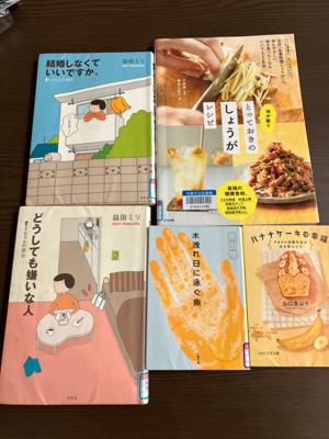 久しぶりに公民館の図書室に行って本を借りて来ました。ずっと予約本を取りに行くだけだったから5冊も借りちゃった。家では世界史の本をゆっくり読んでいるので反動なのか読みやすい本ばかり。読むの楽しみ😊