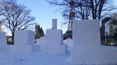 巨大墓地ではありません。雪まつりの雪像を待つ札幌大通りです