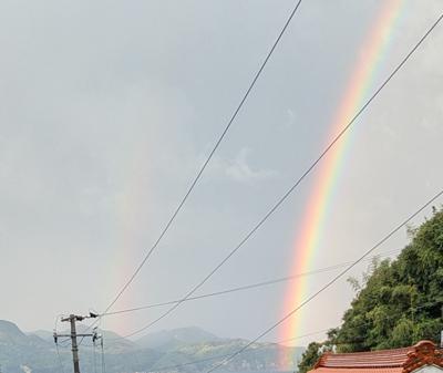 朝用事があって親戚に行ったら二重の虹が出てた。右側のは端までくっきり。何か儲けた気分です。でもこの後は雷雨でした。今月もよろしくお願いします。2025年10月の読書メーター 読んだ本の数：35冊 読んだページ数：7922ページ ナイス数：1699ナイス  ★先月に読んだ本一覧はこちら→ https://bookmeter.com/users/281887/summary/monthly/2025/10
