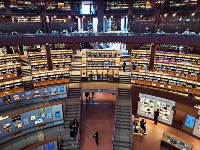 石川県立図書館に行ってきました。知の殿堂。トピックごとに本が陳列されていて、発見の楽しみがある。かつての松丸本舗を図書館全体に広げたよう。本を並べる司書さんも楽しいだろうな。