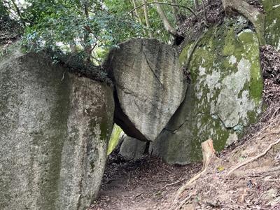 赤村の岩石山の登山道途中にある通称【落ちない岩】。引っかかっている岩の形は人工的だけど自然の岩です。受験生に人気があるようですよ。山頂にはこの下をくぐって登るんですが、先にも個性的な岩たちがあって見どころ満載でした。