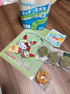 献血に1回行っていただけるもの。赤十字からドナーさんへの感謝のシルシです。献血の後、少しでも良いものを感じていただけるように、と。赤十字は一般企業ではないので、予算がすごい厳しいです。限られた予算、そして企業に寄付を求めてドナーさんにお渡しするものを調達されています。献血は一番簡単なボランティアです。あなたの血液が誰かの命を救います。