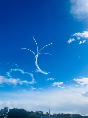 ＜ブルーインパルス曲芸飛行②＞スタークロスやハートも観れたのですが、雲と風で上手く撮れず💦圧巻の飛行、隊員の方に感謝‼️