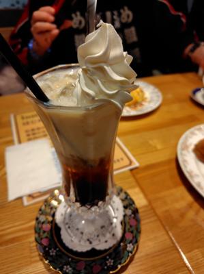 図書館で22世紀アートというところの『不撓不屈』という本を読んだ。登録しようとしたらISBNコードもない。自費出版で図書館への寄付本？
ここに登録したい私としては少々複雑な気持ち。