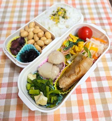 おはようございます(^o^)/♪今日のお弁当は、ピーマンの豚肉巻き焼き、大根葉と油揚げの煮物、里芋の煮物、小松菜と卵の炒り煮、柚子を入れた大根なます、煮豆等。豆以外の野菜は全部自家製です♪(笑)昨日は玉ねぎの植え付けとエンドウ豆の種まきをしました。これで年内に植え付けるものは終了、後は草取りや梅の木のメンテナンスですが時間のやりくりが難しいのでちゃんと出来るかどうか(;^_^A☆では皆様今日も元気良く、行ってらっしゃい、行って来まーす☆(*ﾟｰﾟ*)ﾉ